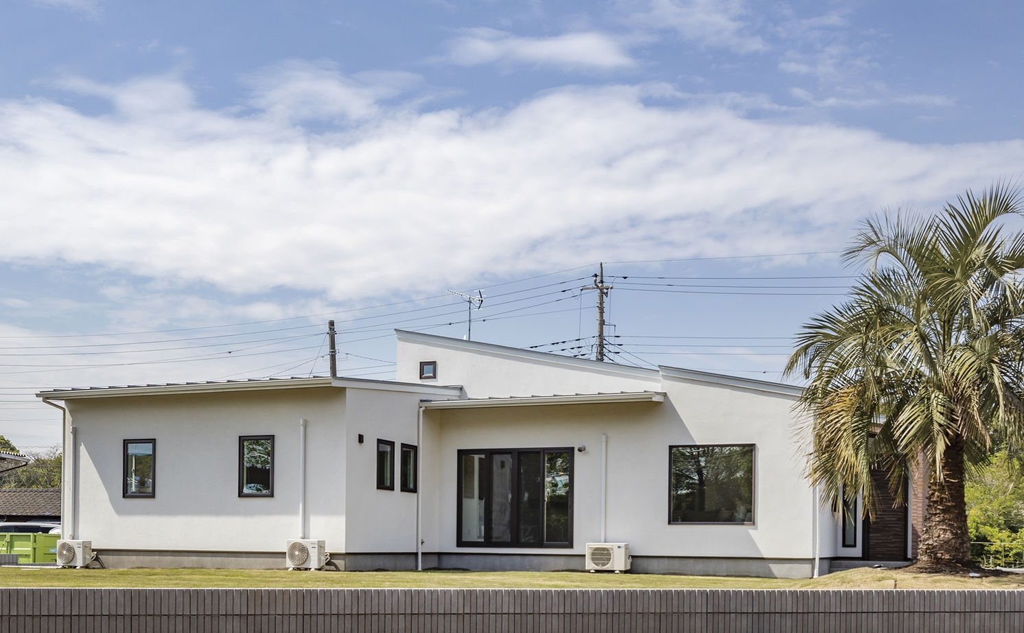 あいホーム。石塚工務店 【平屋/2000万円/間取り図有】青に映える白壁の平屋。リゾートを彷彿させるデザインの落ち着いた大人の空間の建築実例画像