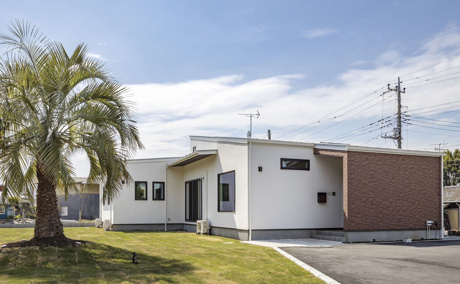 あいホーム。石塚工務店 【平屋/2000万円/間取り図有】青に映える白壁の平屋。リゾートを彷彿させるデザインの落ち着いた大人の空間の建築実例画像2