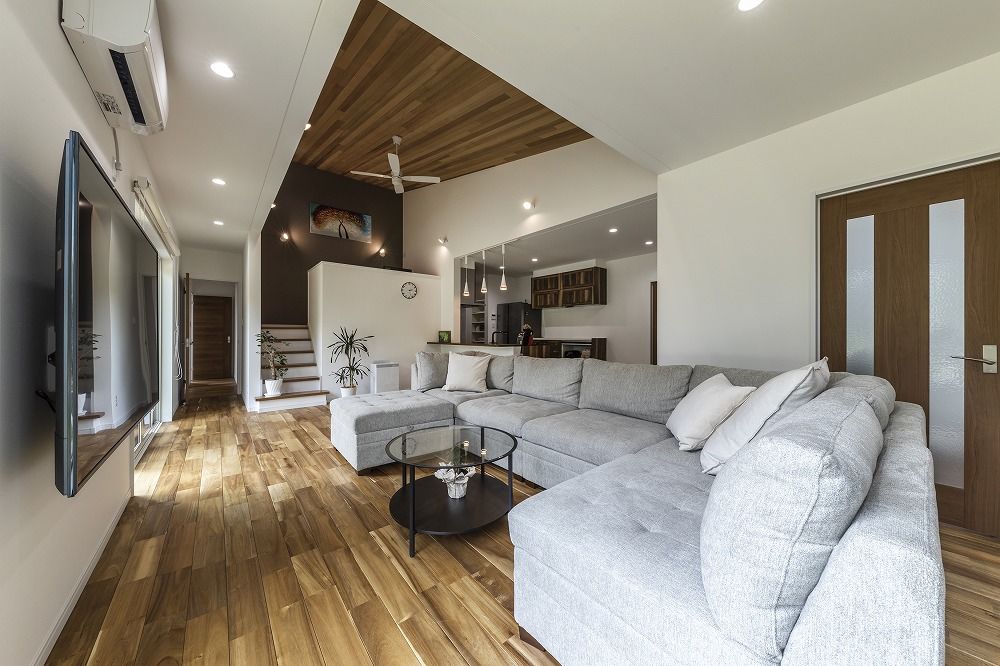 あいホーム。石塚工務店 【平屋/2000万円/間取り図有】青に映える白壁の平屋。リゾートを彷彿させるデザインの落ち着いた大人の空間の建築実例画像3