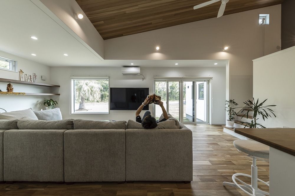 あいホーム。石塚工務店 【平屋/2000万円/間取り図有】青に映える白壁の平屋。リゾートを彷彿させるデザインの落ち着いた大人の空間の建築実例画像4