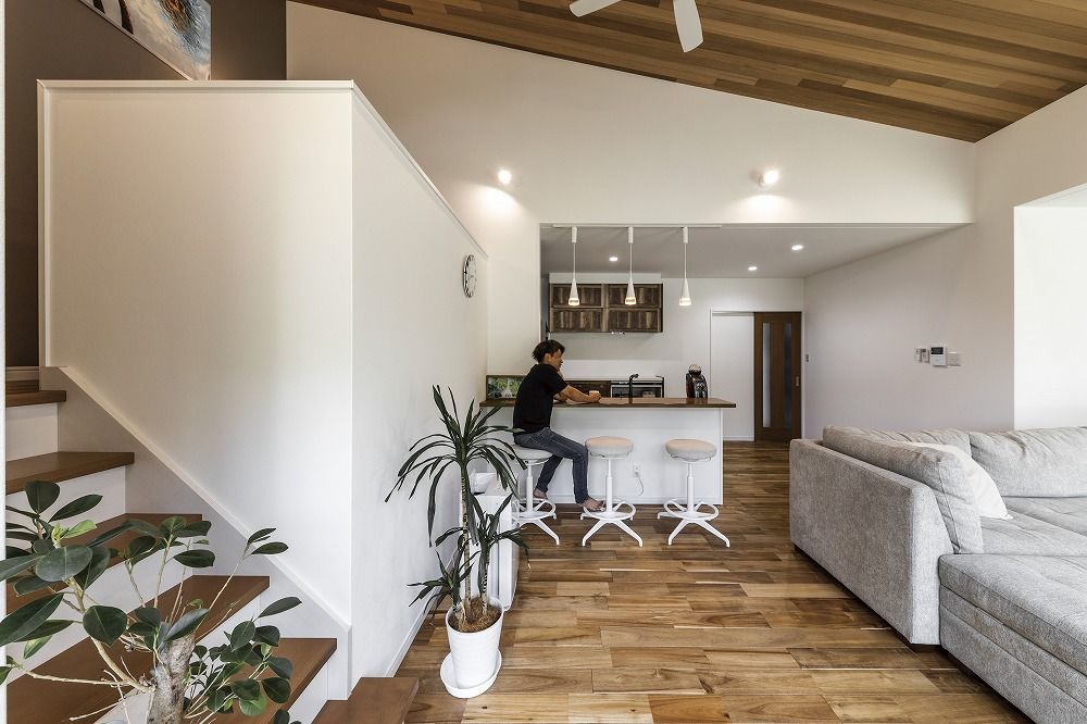 あいホーム。石塚工務店 【平屋/2000万円/間取り図有】青に映える白壁の平屋。リゾートを彷彿させるデザインの落ち着いた大人の空間の建築実例画像5