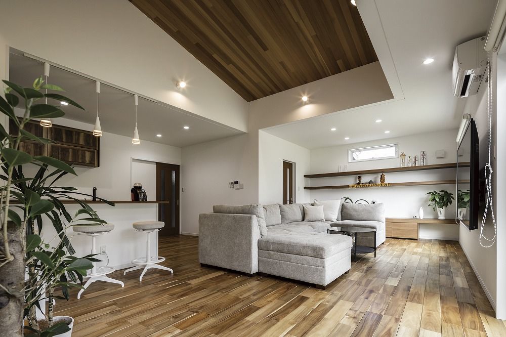 あいホーム。石塚工務店 【平屋/2000万円/間取り図有】青に映える白壁の平屋。リゾートを彷彿させるデザインの落ち着いた大人の空間の建築実例画像7