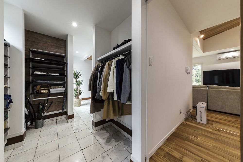 あいホーム。石塚工務店 【平屋/2000万円/間取り図有】青に映える白壁の平屋。リゾートを彷彿させるデザインの落ち着いた大人の空間の建築実例画像9