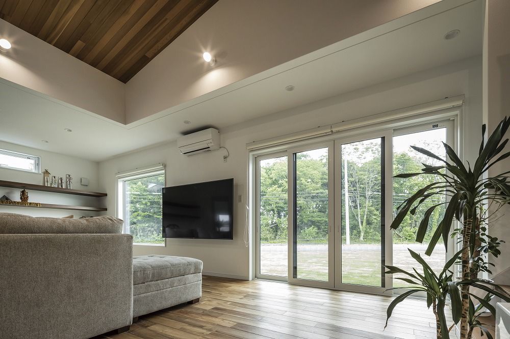 あいホーム。石塚工務店 【平屋/2000万円/間取り図有】青に映える白壁の平屋。リゾートを彷彿させるデザインの落ち着いた大人の空間の建築実例画像11