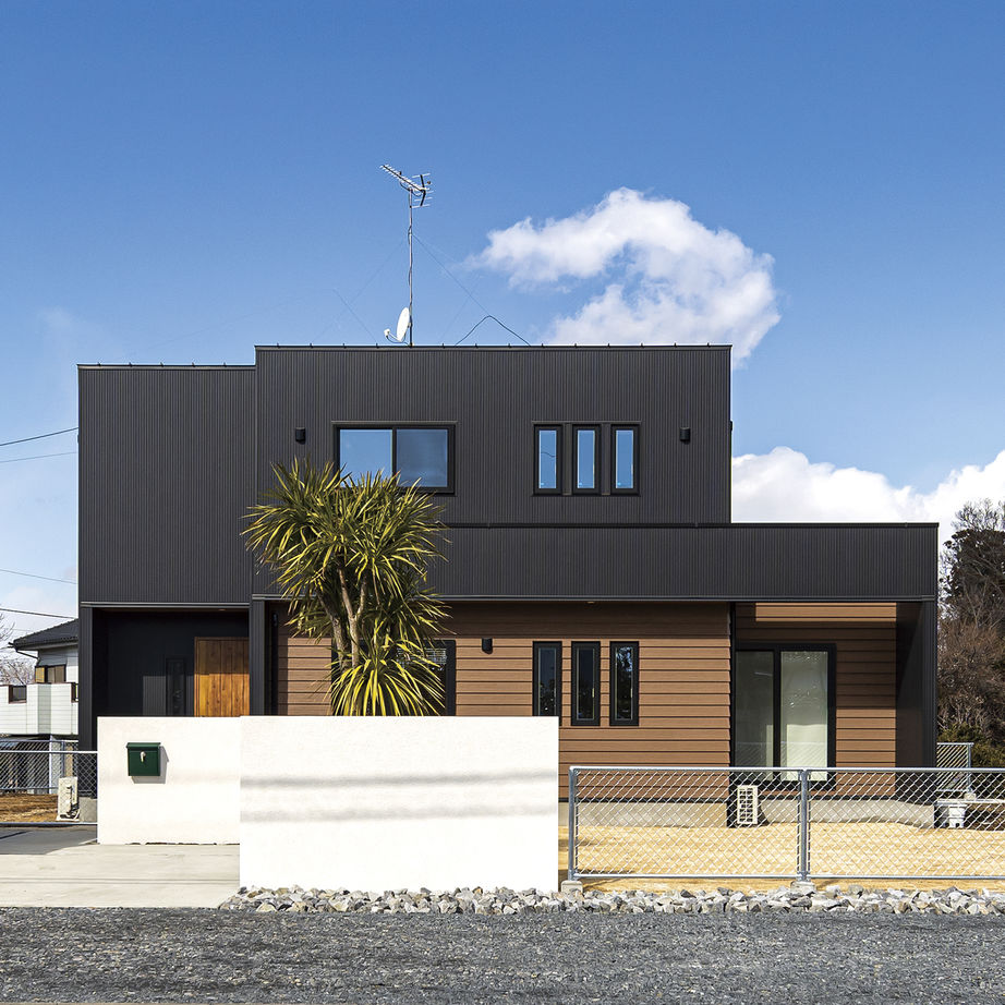 あいホーム。石塚工務店 【間取り図有】黒のガルバリウムが存在感を放ち、自然素材×モダンなデザインがオシャレな住まいの建築実例画像1