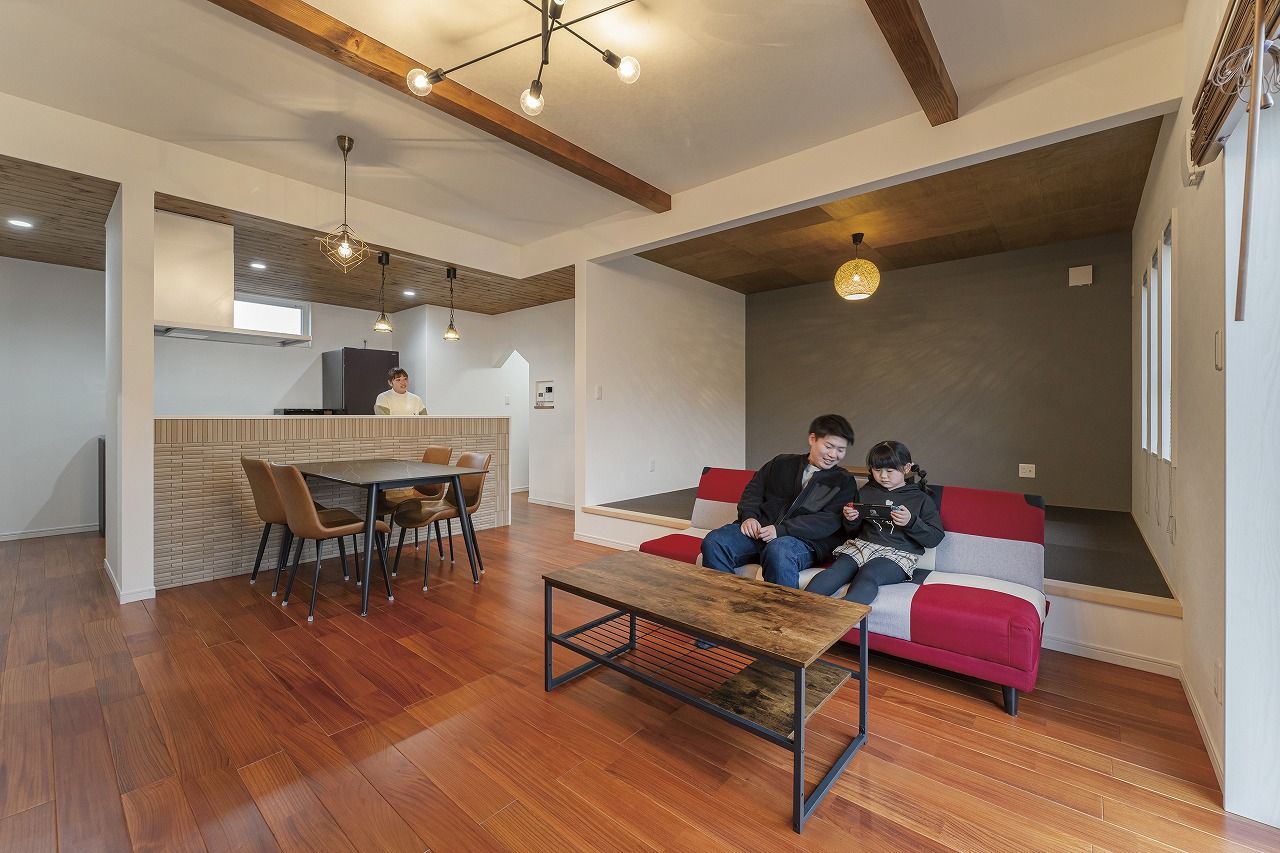 あいホーム。石塚工務店 【間取り図有】黒のガルバリウムが存在感を放ち、自然素材×モダンなデザインがオシャレな住まいの建築実例画像2