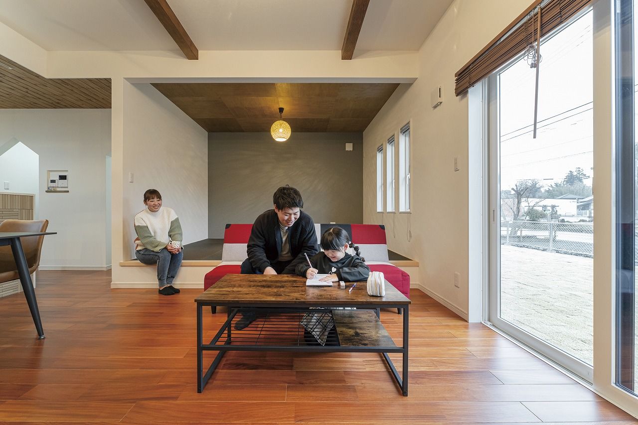 あいホーム。石塚工務店 【間取り図有】黒のガルバリウムが存在感を放ち、自然素材×モダンなデザインがオシャレな住まいの建築実例画像3