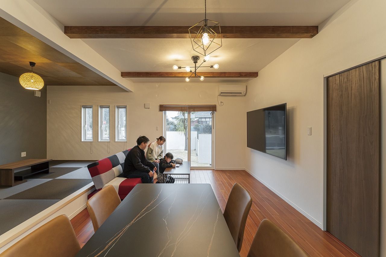 あいホーム。石塚工務店 【間取り図有】黒のガルバリウムが存在感を放ち、自然素材×モダンなデザインがオシャレな住まいの建築実例画像4