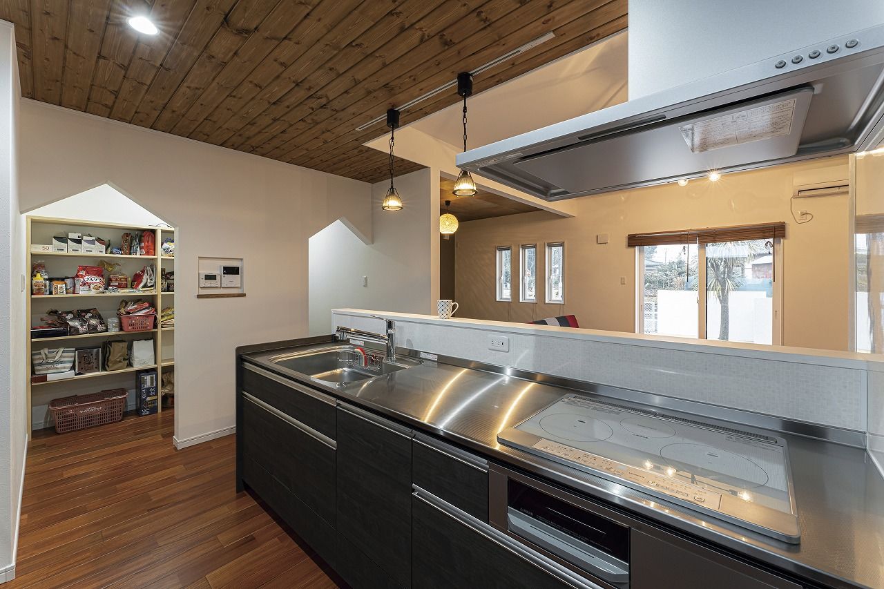 あいホーム。石塚工務店 【間取り図有】黒のガルバリウムが存在感を放ち、自然素材×モダンなデザインがオシャレな住まいの建築実例画像6