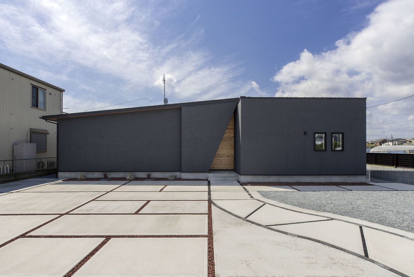 あいホーム。石塚工務店 【平屋/間取り図有】ブラックウォールのデザイナーズハウスの建築実例画像1