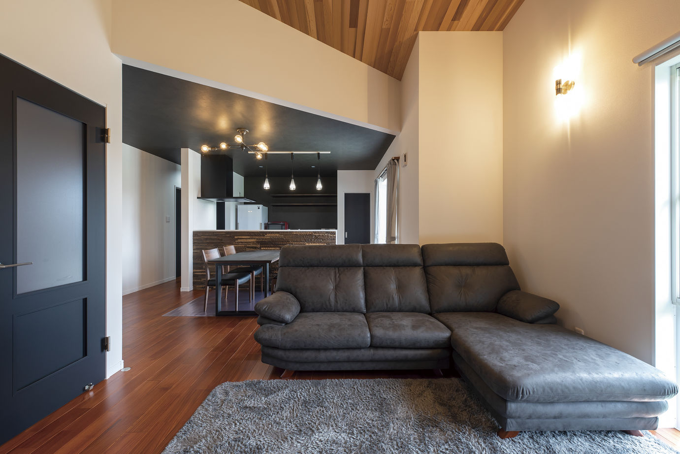 あいホーム。石塚工務店 【平屋/間取り図有】ブラックウォールのデザイナーズハウスの建築実例画像2