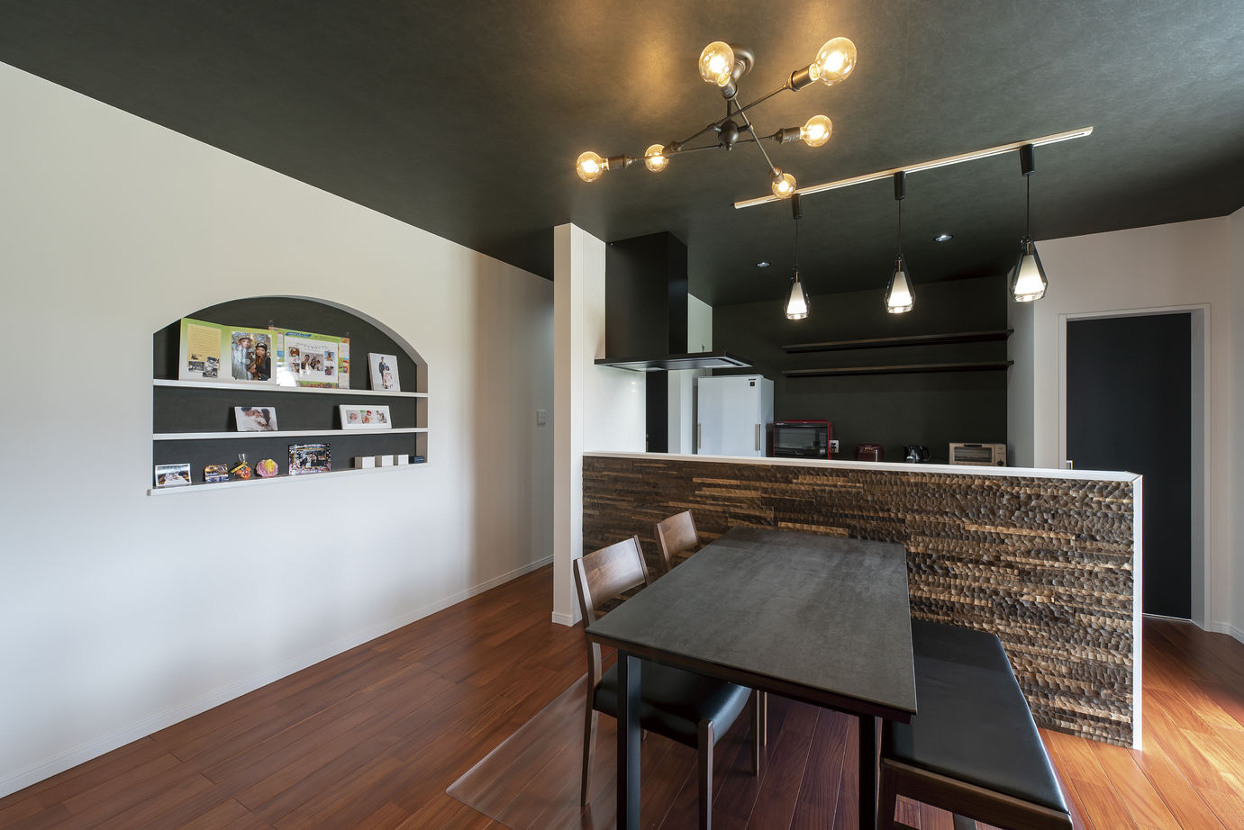 あいホーム。石塚工務店 【平屋/間取り図有】ブラックウォールのデザイナーズハウスの建築実例画像3