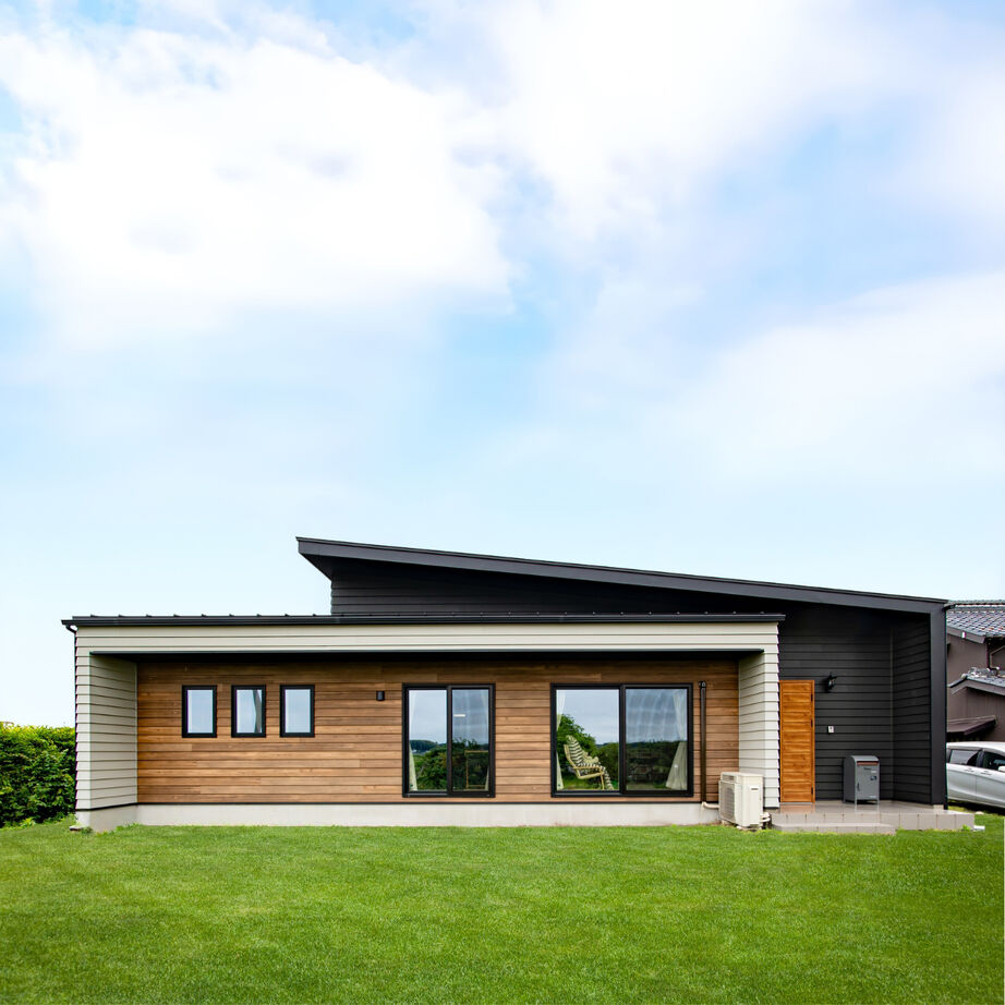 あいホーム。石塚工務店 【2200万円／間取り図有】勾配天井に現しの梁がダイナミックでカッコイイ！広いLDKにロフトがある平屋の建築実例画像