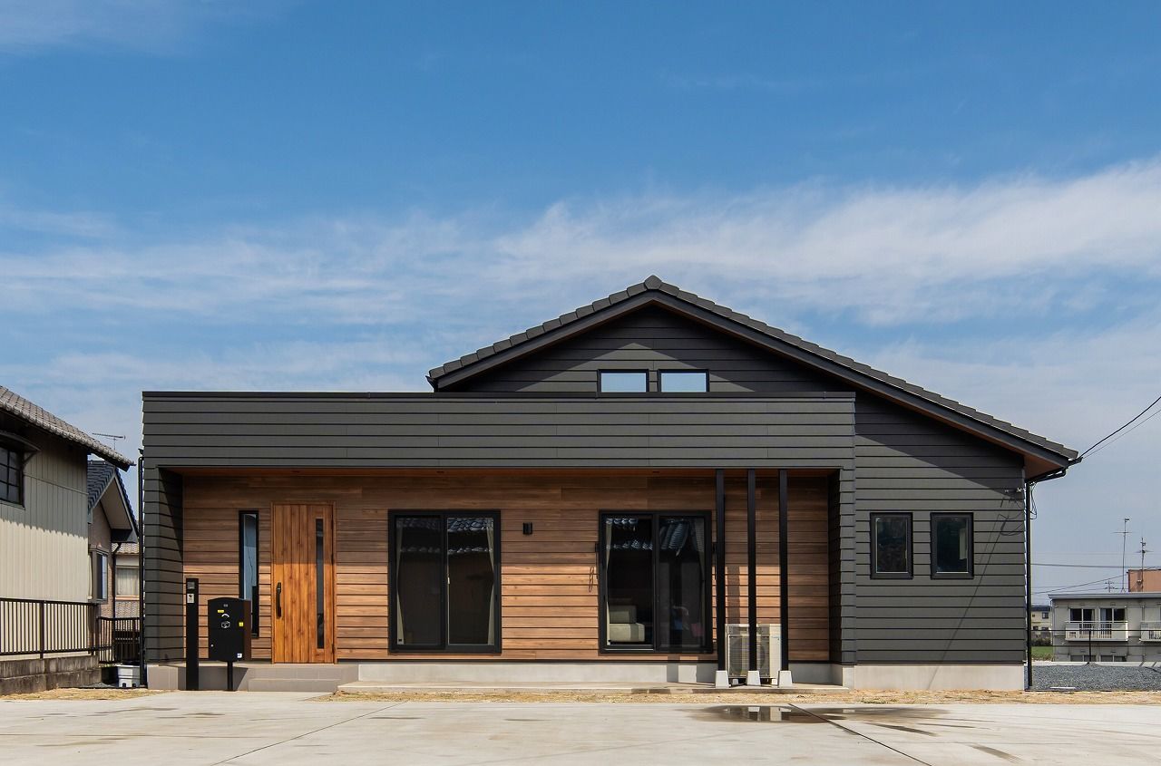 あいホーム。石塚工務店 【平屋/2100万円】2色のラップサイディング使いがカッコイイ！要望を想像以上に叶えた住まいの建築実例画像1