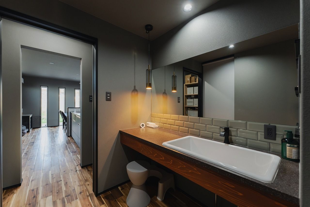 あいホーム。石塚工務店 【1950万円／間取り図有】シックなモノトーンでまとめたホテルライクな住まいでオシャレに暮らすの建築実例画像6