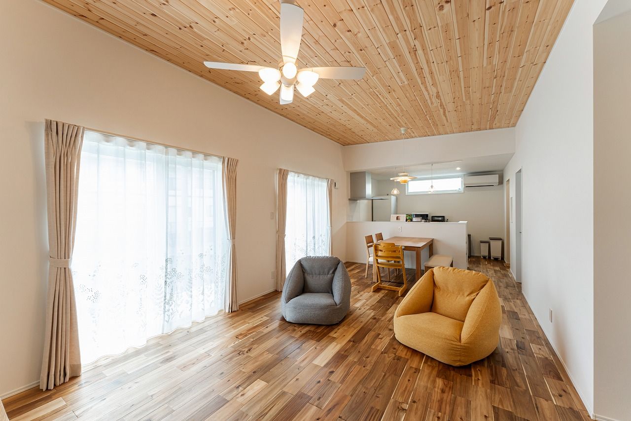 あいホーム。石塚工務店 木の質感を大切に緑あふれる理想の空間を叶えた、異素材の組み合わせがオシャレな白い外観の平屋の住まいの建築実例画像4