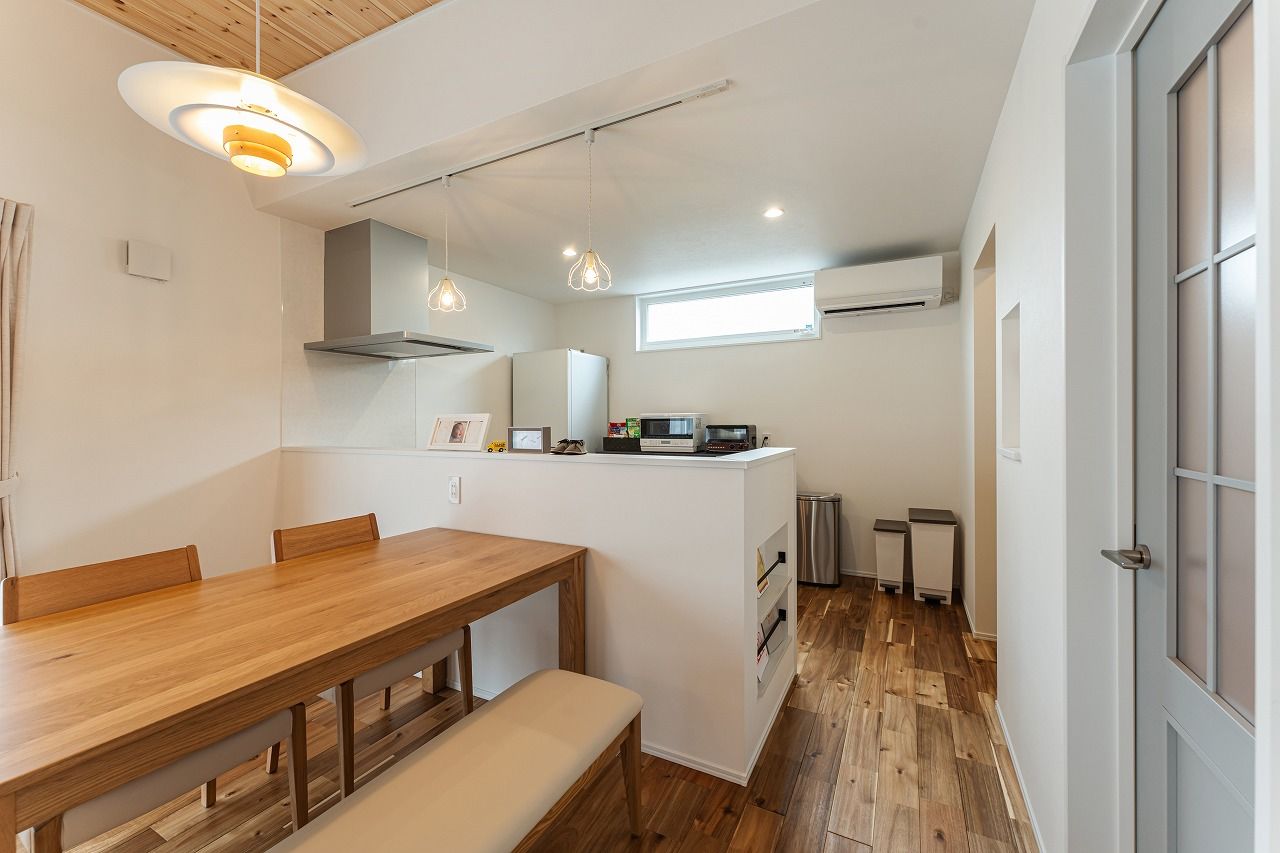 あいホーム。石塚工務店 木の質感を大切に緑あふれる理想の空間を叶えた、異素材の組み合わせがオシャレな白い外観の平屋の住まいの建築実例画像5