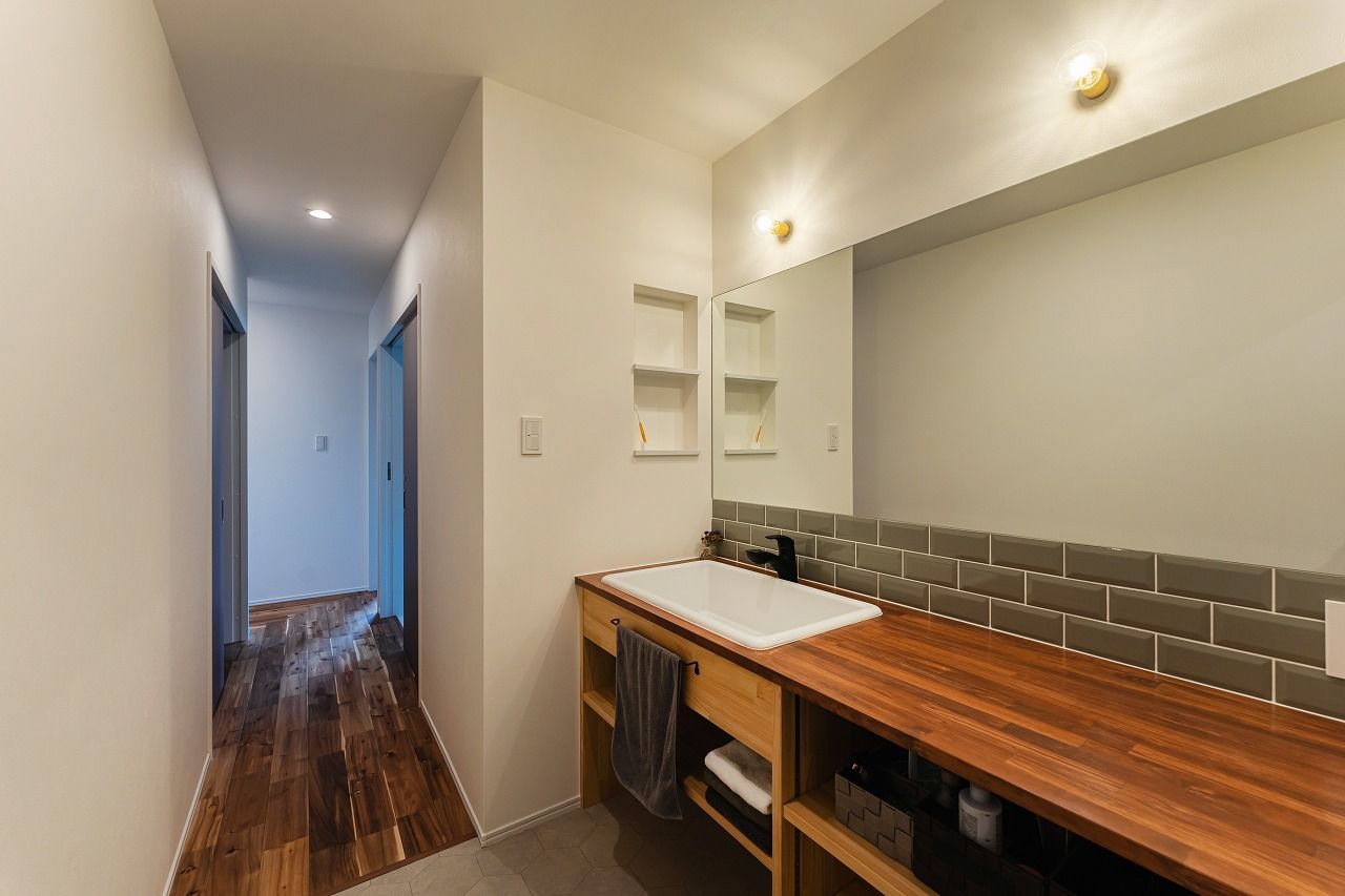 あいホーム。石塚工務店 木の質感を大切に緑あふれる理想の空間を叶えた、異素材の組み合わせがオシャレな白い外観の平屋の住まいの建築実例画像6