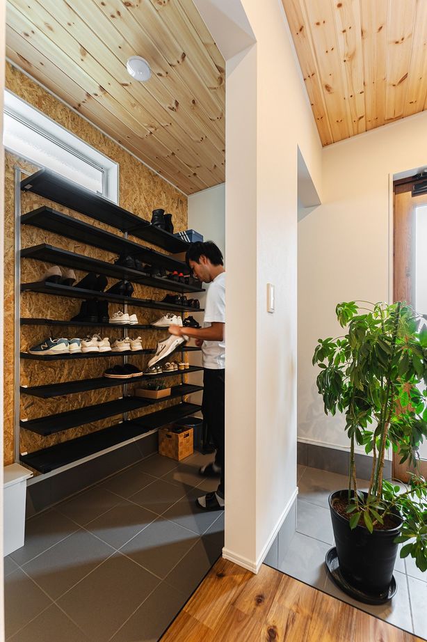 あいホーム。石塚工務店 木の質感を大切に緑あふれる理想の空間を叶えた、異素材の組み合わせがオシャレな白い外観の平屋の住まいの建築実例画像7