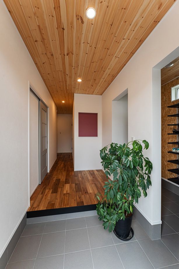 あいホーム。石塚工務店 木の質感を大切に緑あふれる理想の空間を叶えた、異素材の組み合わせがオシャレな白い外観の平屋の住まいの建築実例画像8