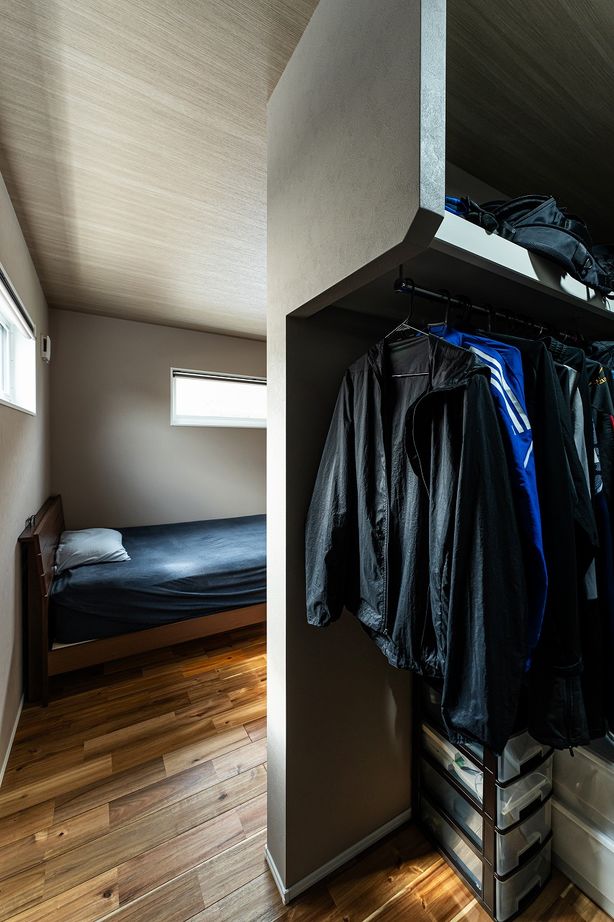 あいホーム。石塚工務店 木の質感を大切に緑あふれる理想の空間を叶えた、異素材の組み合わせがオシャレな白い外観の平屋の住まいの建築実例画像10