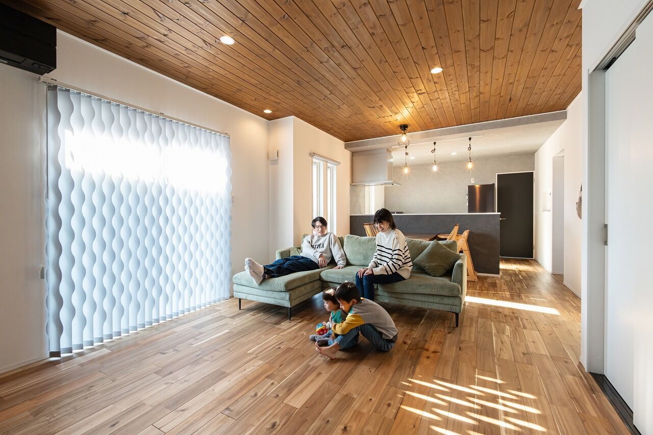 あいホーム。石塚工務店 【1980万円／間取り図有】モノトーンでスクエアなカッコイイデザインと、採光抜群の明るい住まいの建築実例画像2