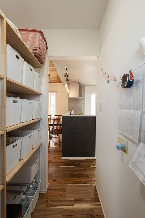 あいホーム。石塚工務店 【1980万円／間取り図有】モノトーンでスクエアなカッコイイデザインと、採光抜群の明るい住まいの建築実例画像4