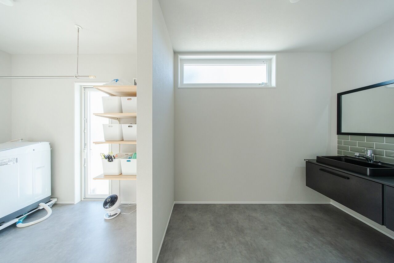 あいホーム。石塚工務店 【1980万円／間取り図有】モノトーンでスクエアなカッコイイデザインと、採光抜群の明るい住まいの建築実例画像5