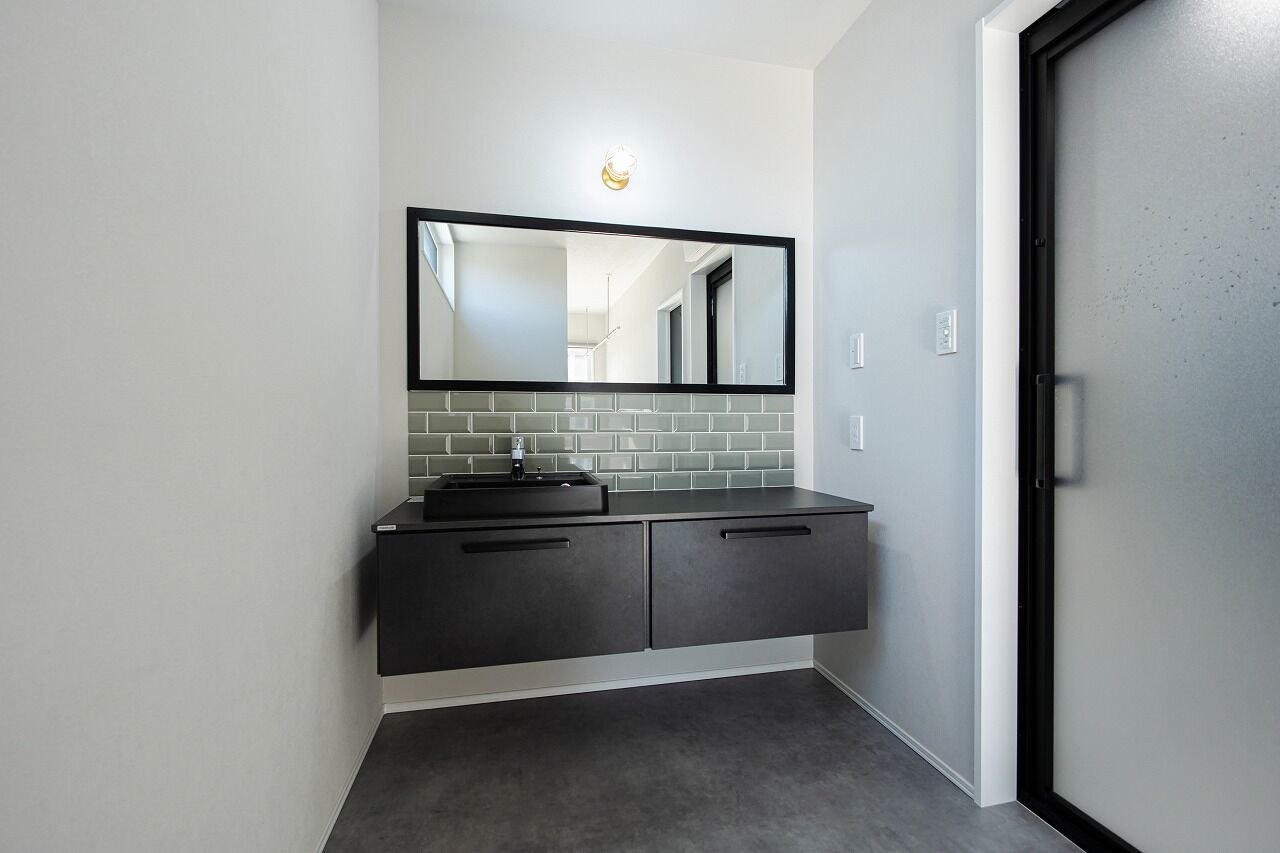 あいホーム。石塚工務店 【1980万円／間取り図有】モノトーンでスクエアなカッコイイデザインと、採光抜群の明るい住まいの建築実例画像7