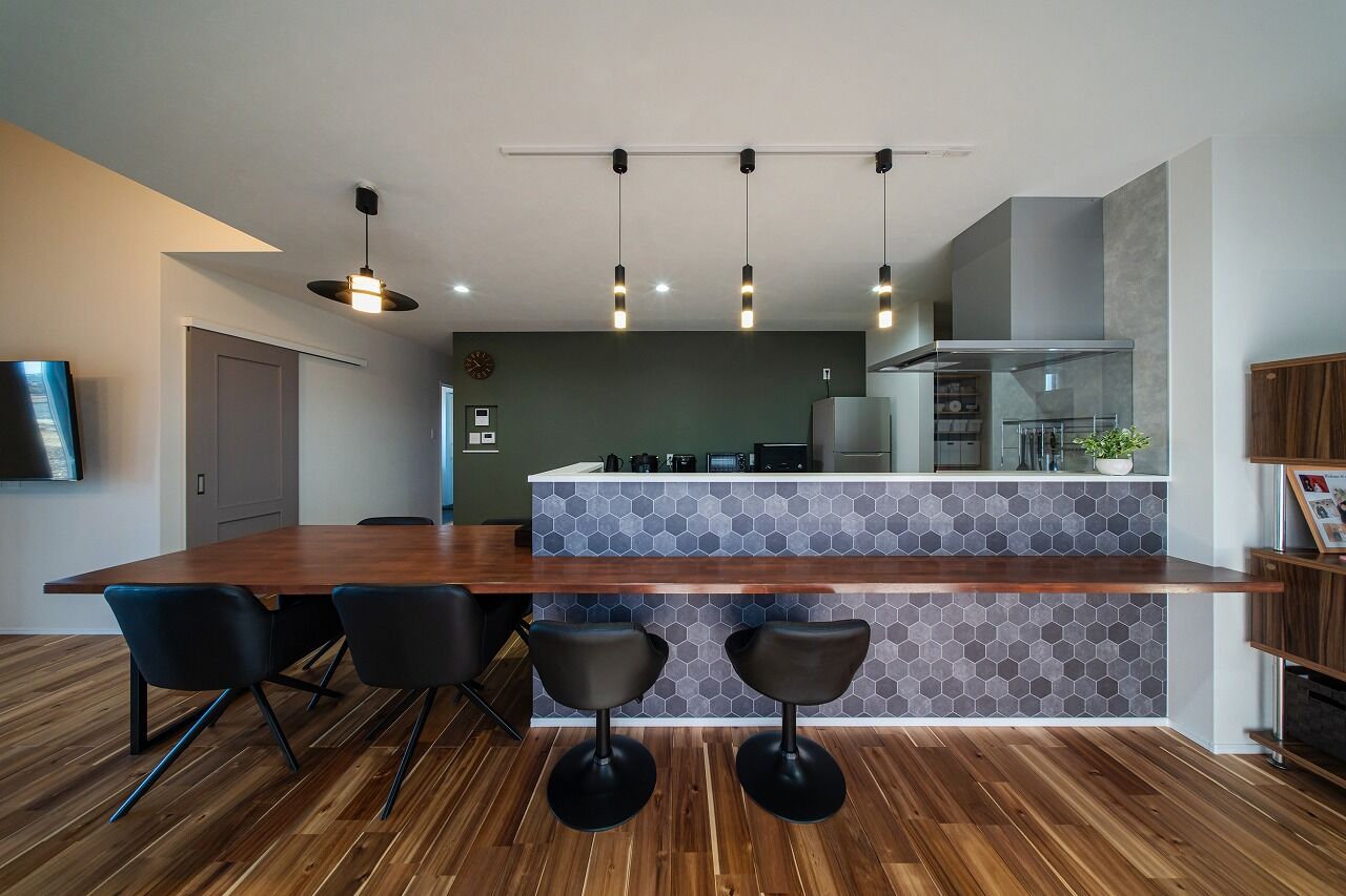 あいホーム。石塚工務店 【平屋/2000万円/間取り図有】メイクスペース、書斎などこだわりを詰め込んだコンパクトなカッコいい平屋の建築実例画像2