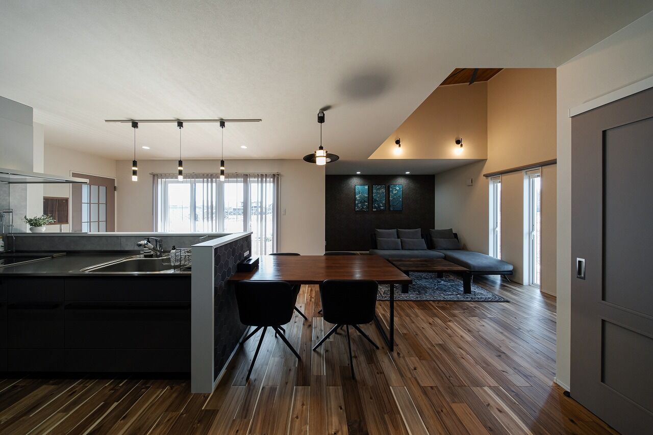 あいホーム。石塚工務店 【平屋/2000万円/間取り図有】メイクスペース、書斎などこだわりを詰め込んだコンパクトなカッコいい平屋の建築実例画像4