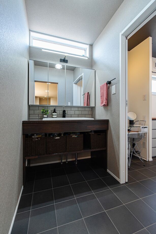 あいホーム。石塚工務店 【平屋/2000万円/間取り図有】メイクスペース、書斎などこだわりを詰め込んだコンパクトなカッコいい平屋の建築実例画像7