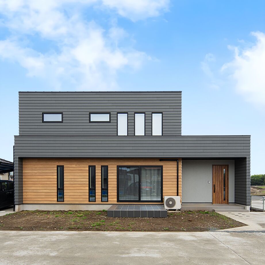 あいホーム。石塚工務店 【2500万円／間取り図有】吹き抜けと自由に使える2階ホール。水回りからの回遊動線が快適なカッコいい家の建築実例画像1