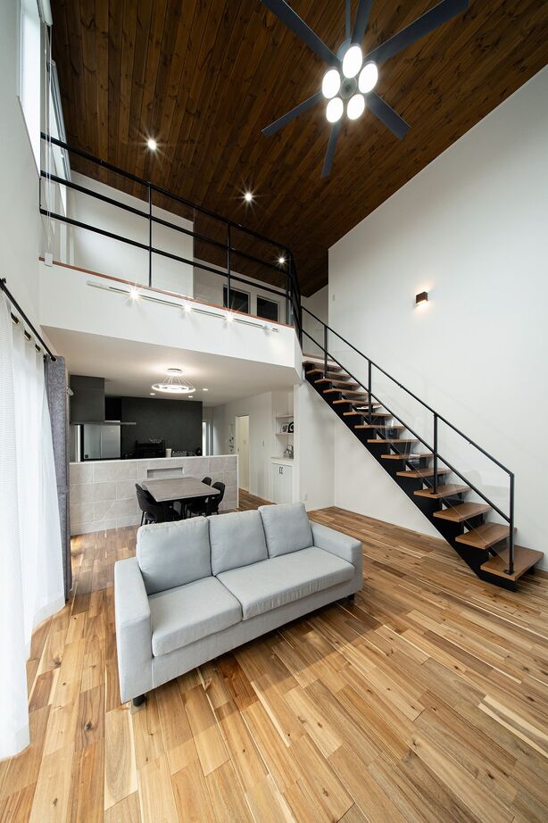 あいホーム。石塚工務店 【2500万円／間取り図有】吹き抜けと自由に使える2階ホール。水回りからの回遊動線が快適なカッコいい家の建築実例画像2