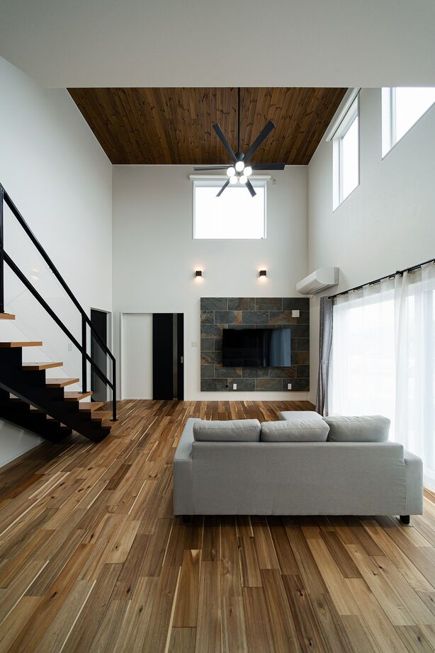 あいホーム。石塚工務店 【2500万円／間取り図有】吹き抜けと自由に使える2階ホール。水回りからの回遊動線が快適なカッコいい家の建築実例画像3