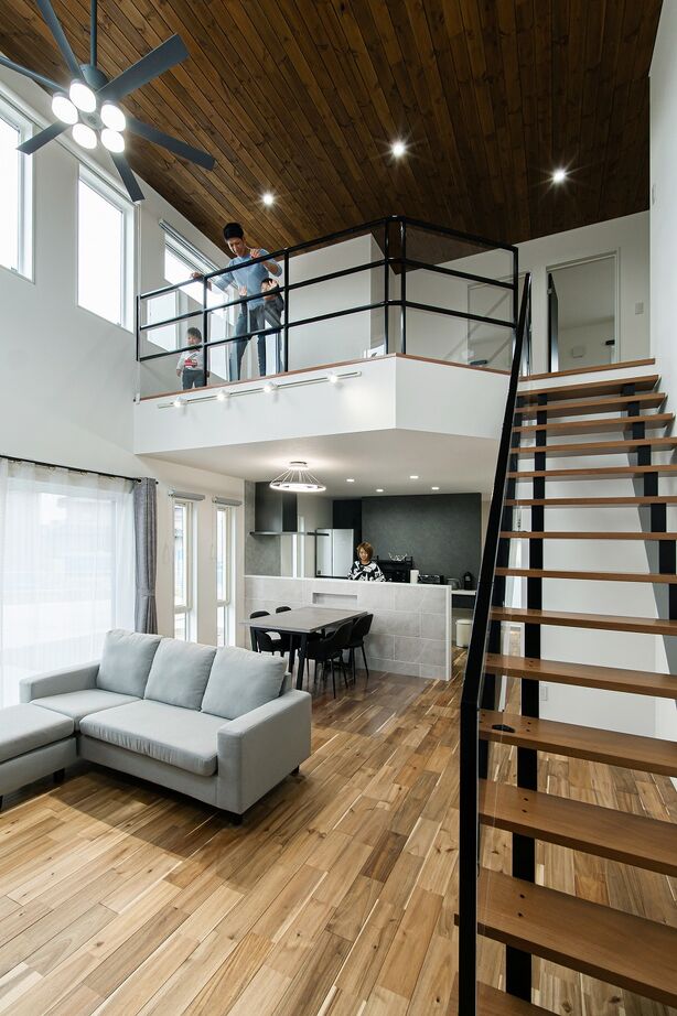 あいホーム。石塚工務店 【2500万円／間取り図有】吹き抜けと自由に使える2階ホール。水回りからの回遊動線が快適なカッコいい家の建築実例画像4