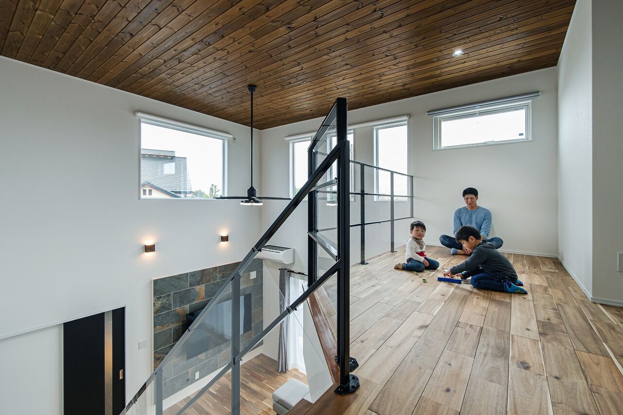 あいホーム。石塚工務店 【2500万円／間取り図有】吹き抜けと自由に使える2階ホール。水回りからの回遊動線が快適なカッコいい家の建築実例画像5