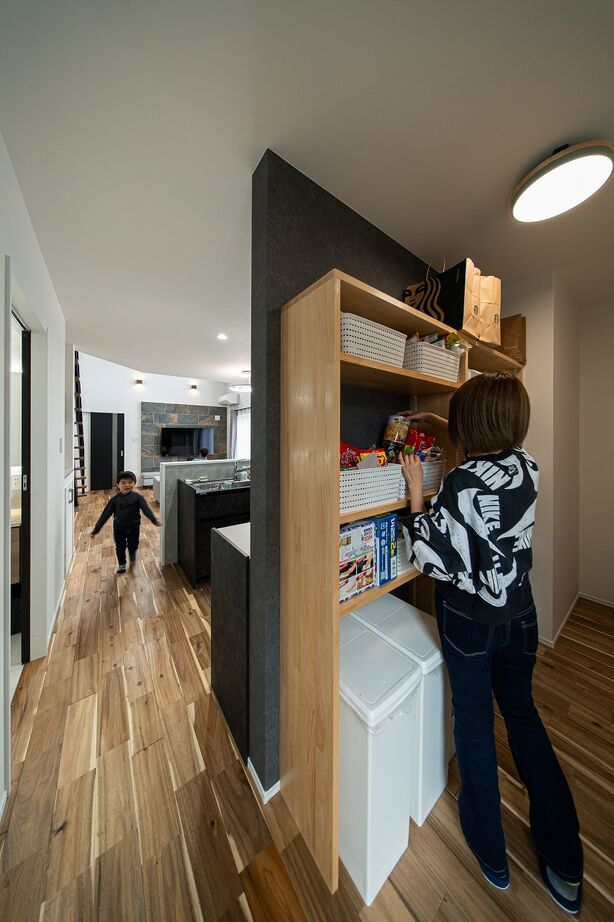 あいホーム。石塚工務店 【2500万円／間取り図有】吹き抜けと自由に使える2階ホール。水回りからの回遊動線が快適なカッコいい家の建築実例画像6