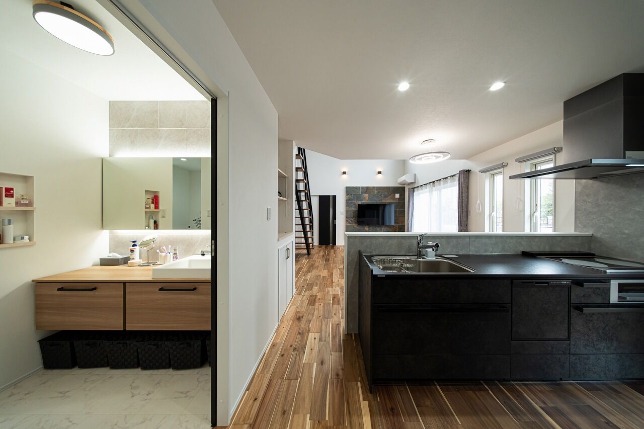 あいホーム。石塚工務店 【2500万円／間取り図有】吹き抜けと自由に使える2階ホール。水回りからの回遊動線が快適なカッコいい家の建築実例画像7