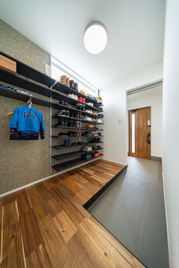 あいホーム。石塚工務店 【2500万円／間取り図有】吹き抜けと自由に使える2階ホール。水回りからの回遊動線が快適なカッコいい家の建築実例画像9