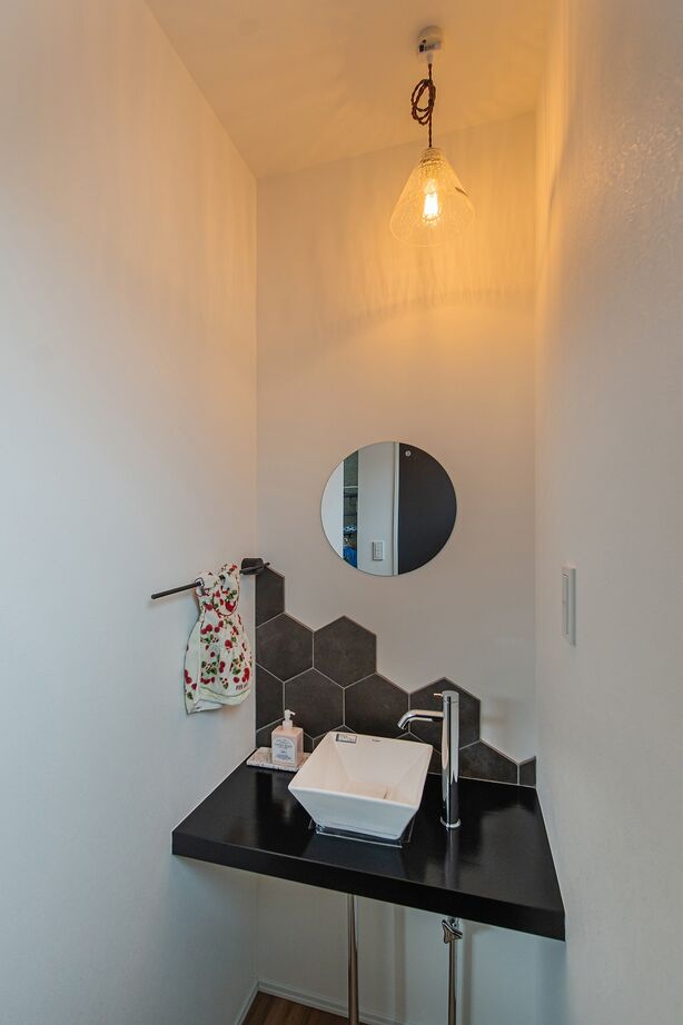 あいホーム。石塚工務店 【2500万円／間取り図有】吹き抜けと自由に使える2階ホール。水回りからの回遊動線が快適なカッコいい家の建築実例画像10