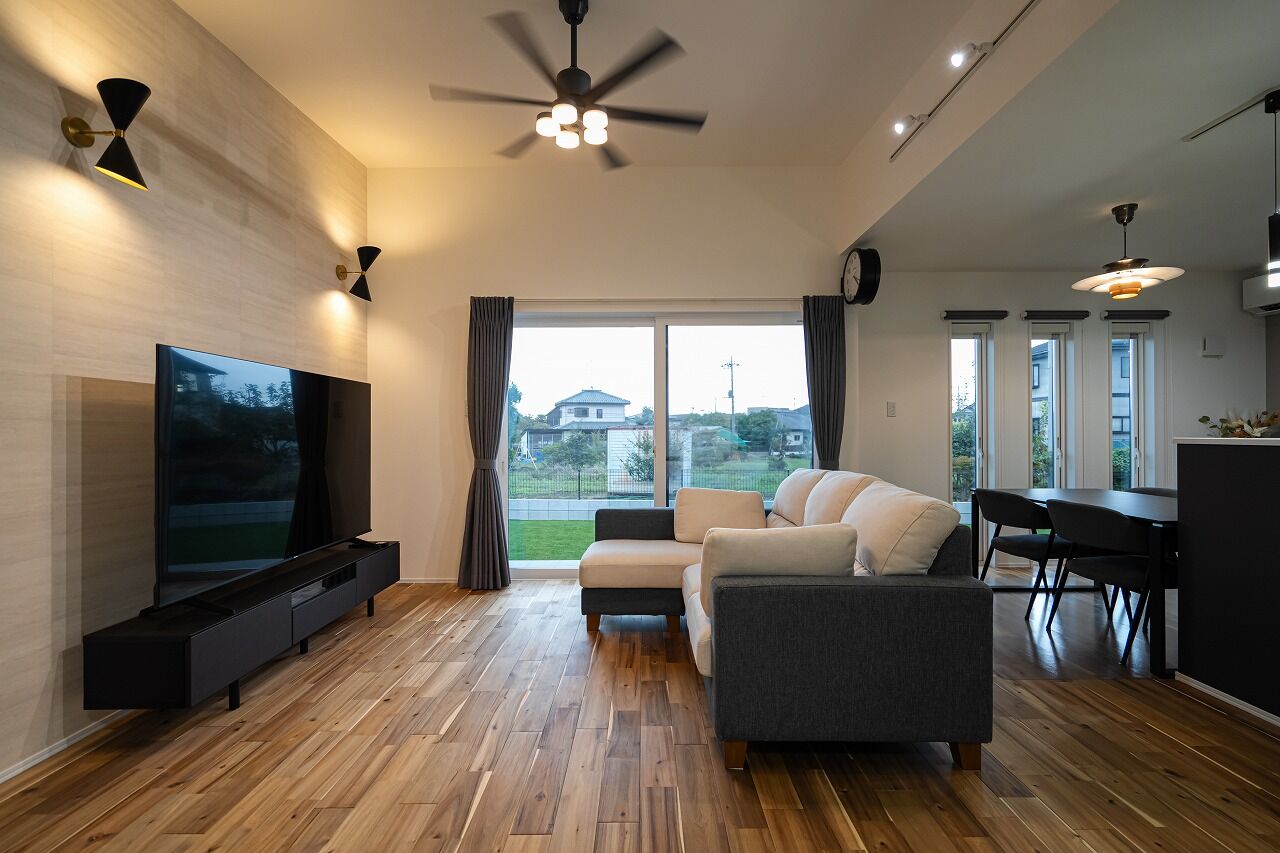 あいホーム。石塚工務店 【平屋/2000万円/間取り図有】8の字型の回遊動線が暮らしやすさと、オシャレでカッコイイを兼ね備えた平屋の建築実例画像3