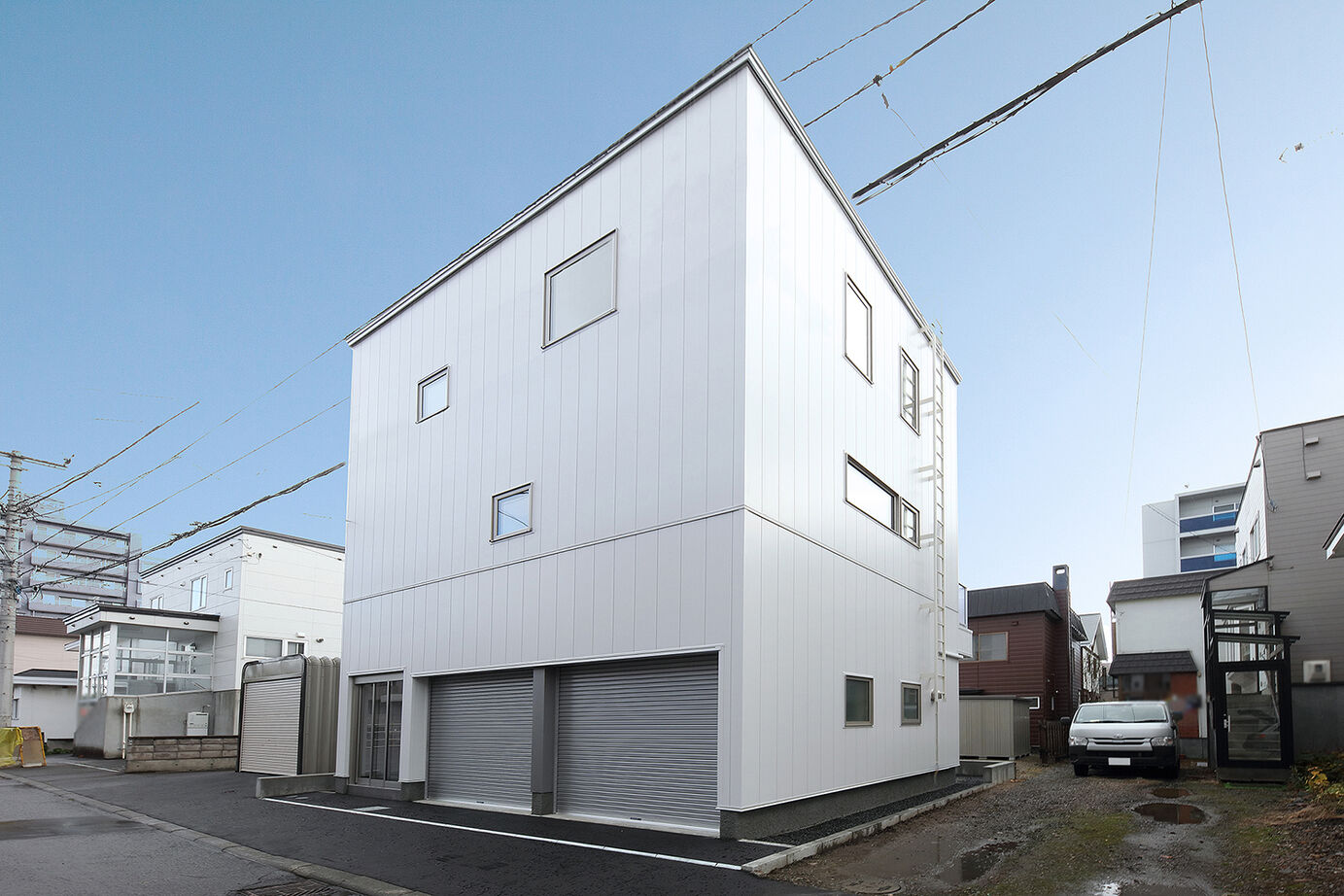 橋本建設 【札幌市／狭小地／3階建て／間取り図あり】24.9坪でも広く見せる！ビルトインガレージ＆開放的なLDKの建築実例画像1