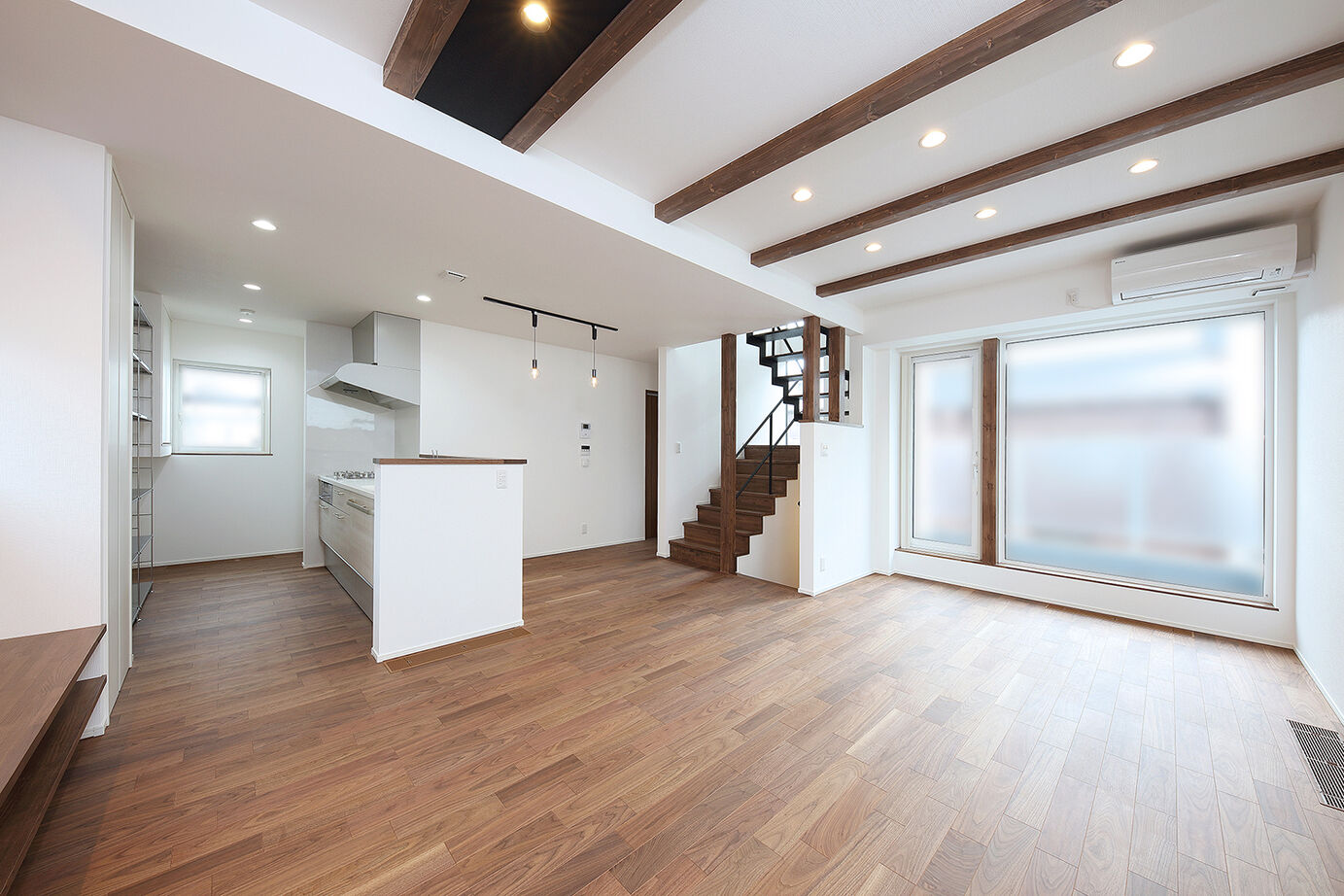 橋本建設 【札幌市／狭小地／3階建て／間取り図あり】24.9坪でも広く見せる！ビルトインガレージ＆開放的なLDKの建築実例画像2