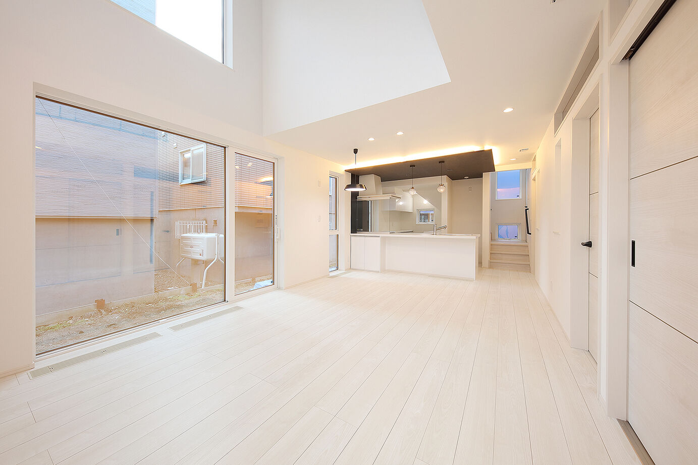 橋本建設 【札幌市／吹抜け／収納充実／カーポート】2面性を兼ね備えたこだわりのデザイン住宅の建築実例画像2