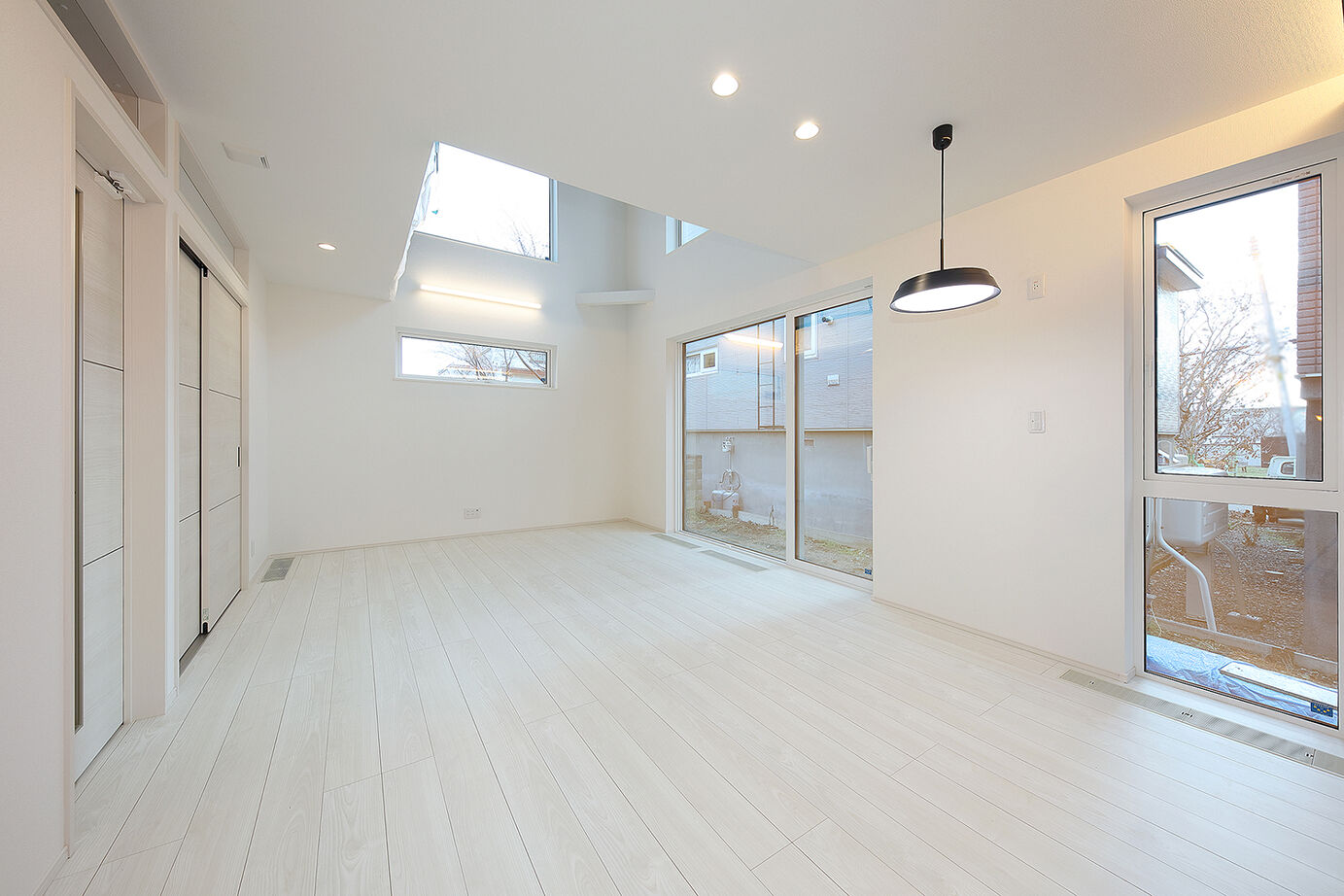橋本建設 【札幌市／吹抜け／収納充実／カーポート】2面性を兼ね備えたこだわりのデザイン住宅の建築実例画像3