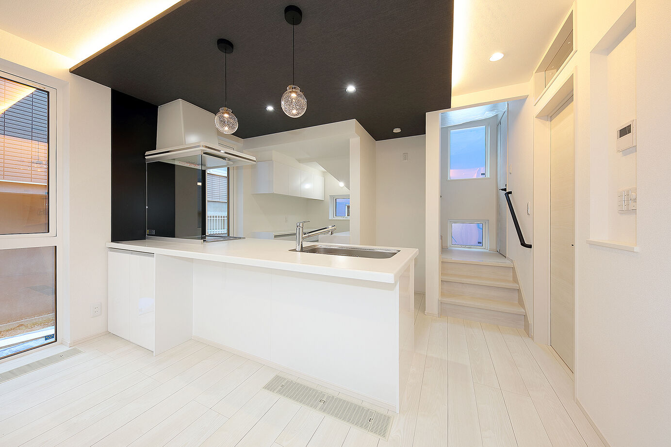 橋本建設 【札幌市／吹抜け／収納充実／カーポート】2面性を兼ね備えたこだわりのデザイン住宅の建築実例画像4