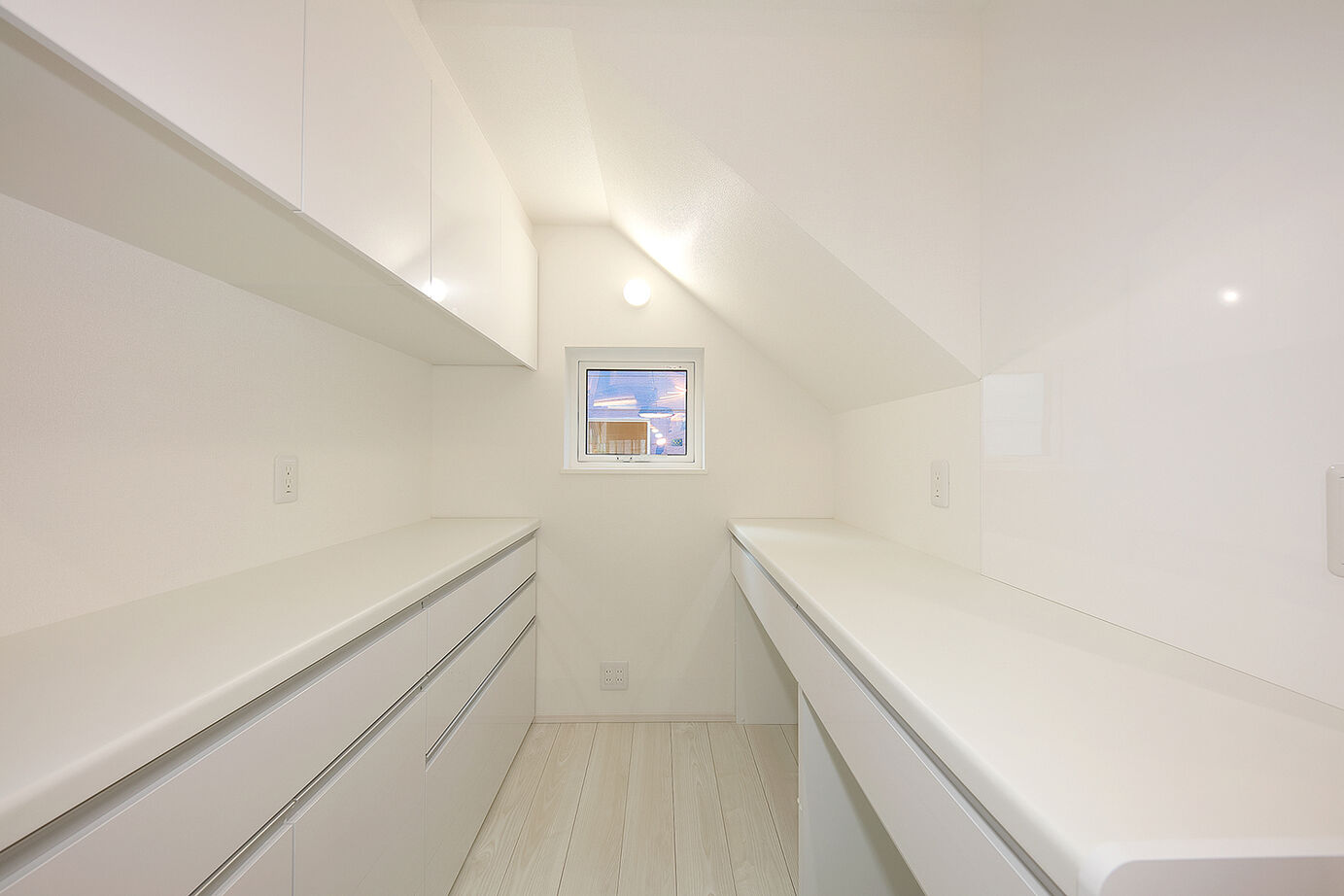 橋本建設 【札幌市／吹抜け／収納充実／カーポート】2面性を兼ね備えたこだわりのデザイン住宅の建築実例画像5