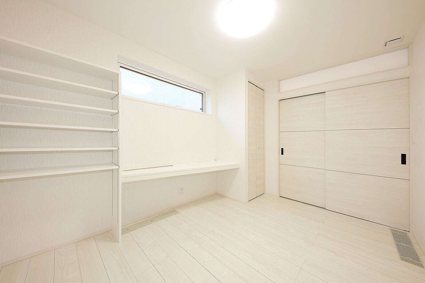 橋本建設 【札幌市／吹抜け／収納充実／カーポート】2面性を兼ね備えたこだわりのデザイン住宅の建築実例画像6