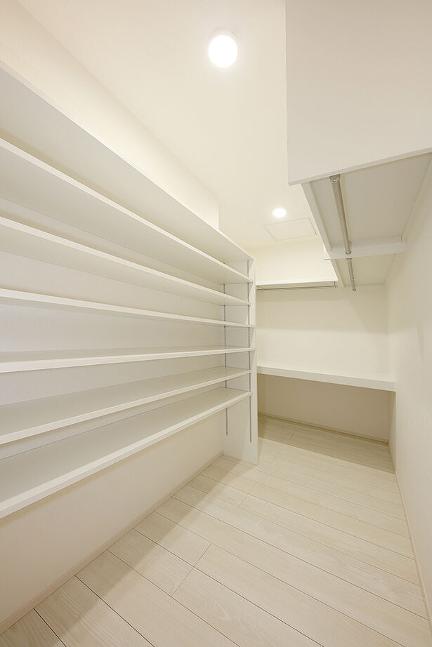 橋本建設 【札幌市／吹抜け／収納充実／カーポート】2面性を兼ね備えたこだわりのデザイン住宅の建築実例画像7